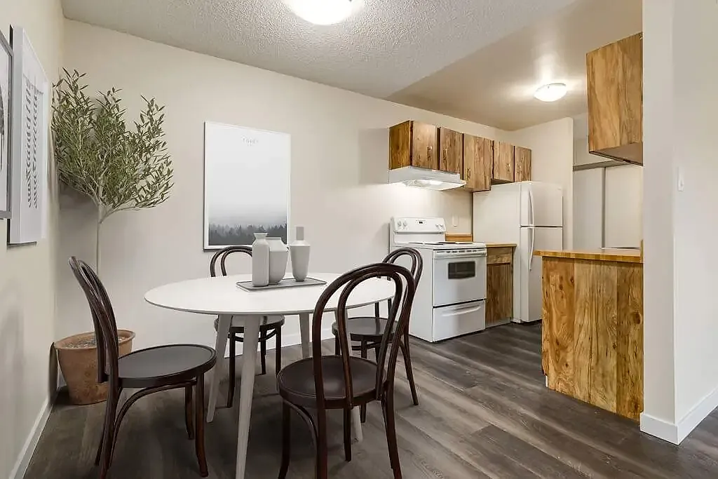 Westwind Apartments — Photo 2