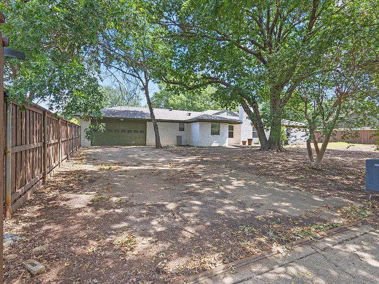 3908 Royal Ln — Photo 22
