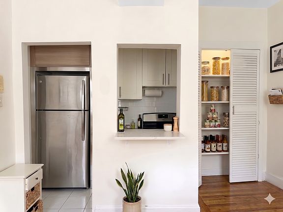 4th image of 4 Milligan Pl #2R