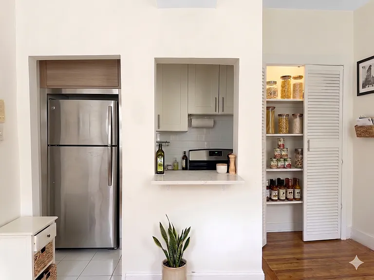 4 Milligan Pl #2R — Photo 4