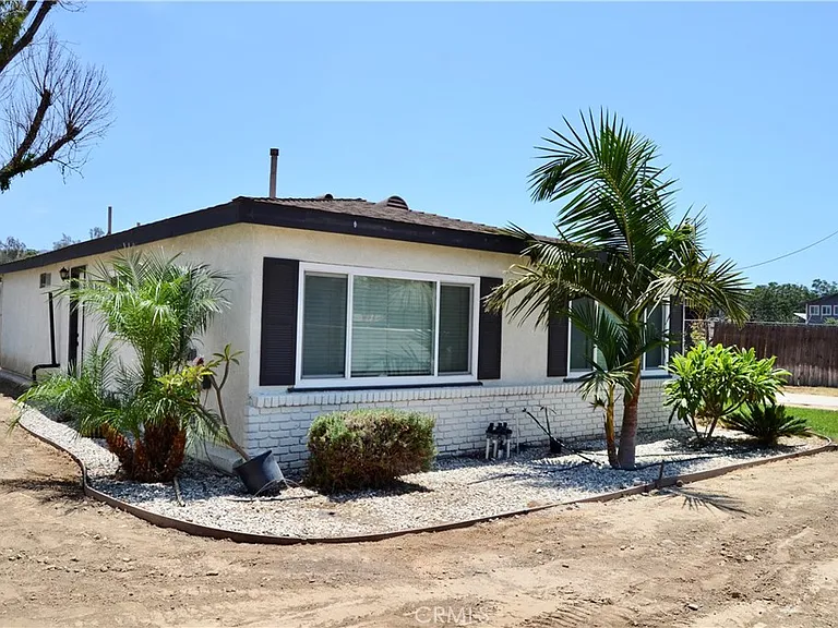 894 N Orange St — Photo 5