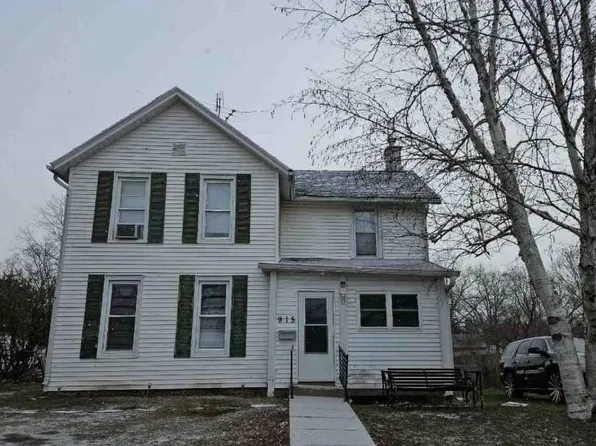 915 S Fruit Ave, Freeport, IL 61032