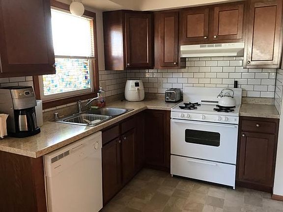 Kitchen (Before LVP flooring)