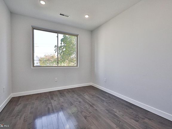 5th image of 1941 N Darien St #2