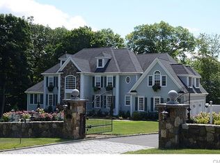 2 Petersons Ln, Danbury, CT 06811