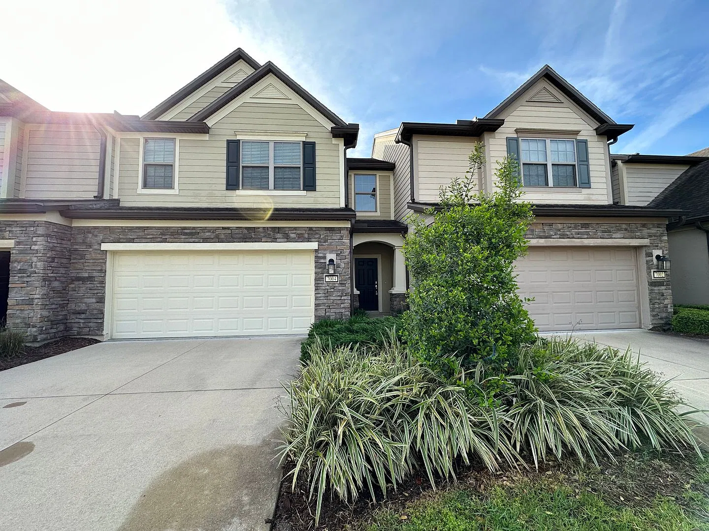 Lovely Bartram Townhome with 2 Car Garage. — Photo 1