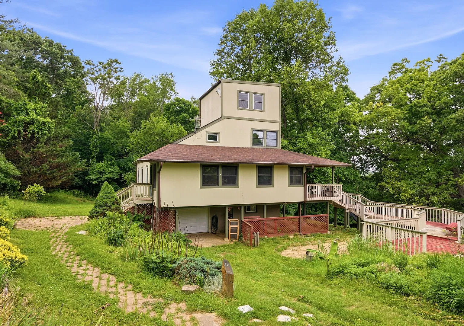 Spacious 4-Bedroom Pet Friendly Home in a Peaceful Rural Setting — Photo 1