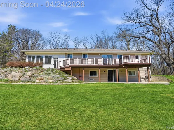 5074 Perryville Rd, Holly, MI 48442