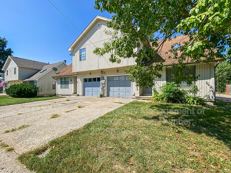 3 bed, 2.0 bath, 1375 sqft, $1,425 — Photo 2