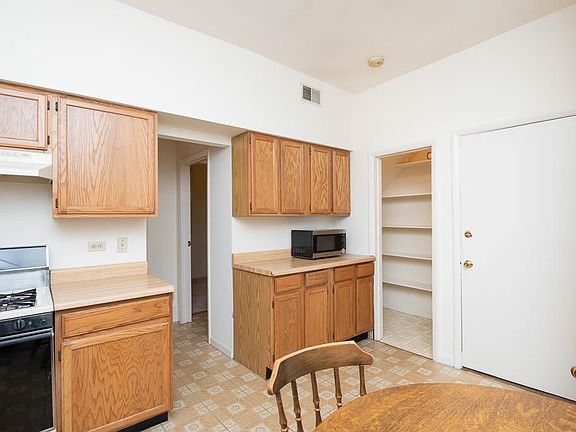 4th image of 3018 N Clybourn Ave