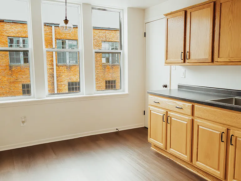 370 E Court St #2R — Photo 10