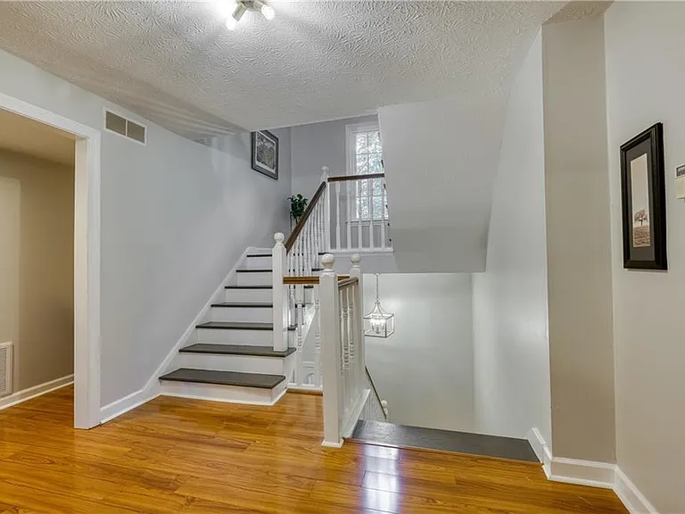 1445 Oakridge Cir — Photo 12