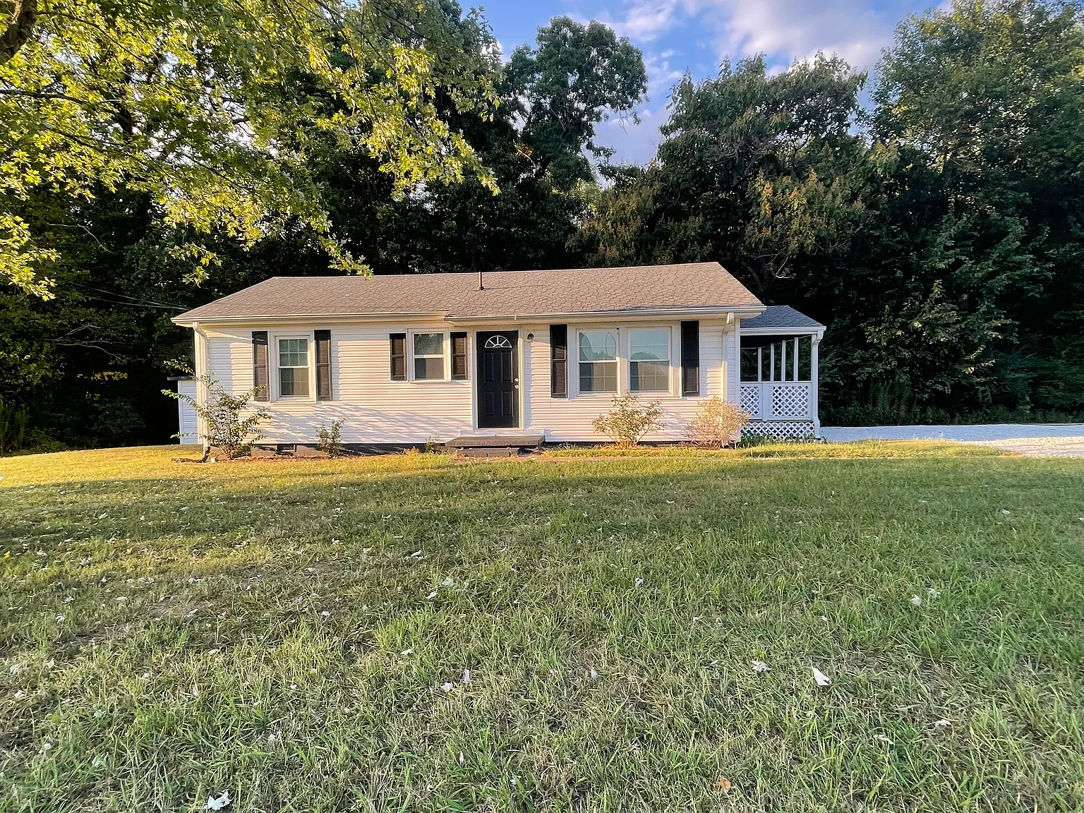 3 bed, 888 sqft, $1,200 — Photo 1