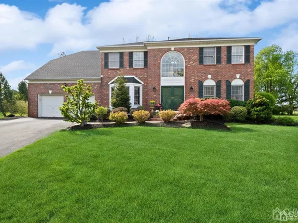 8 Almond Ct, West Windsor, NJ 08550