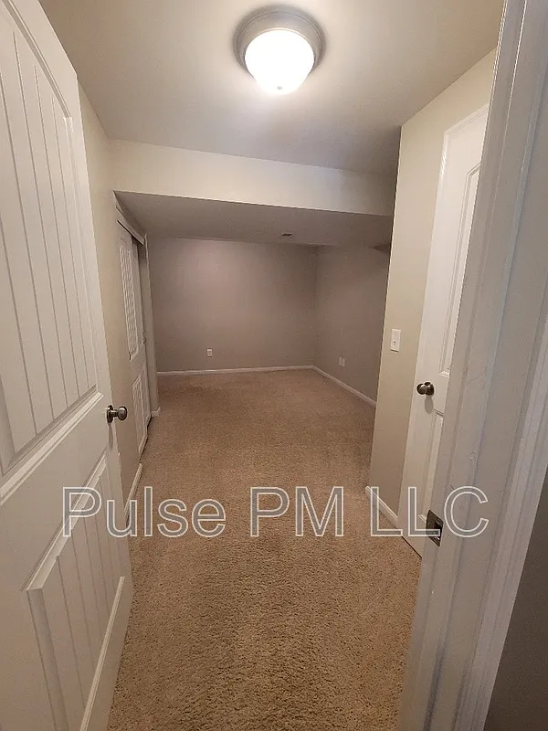 3 bed, 2.5 bath, 1800 sqft, $2,200 — Photo 4