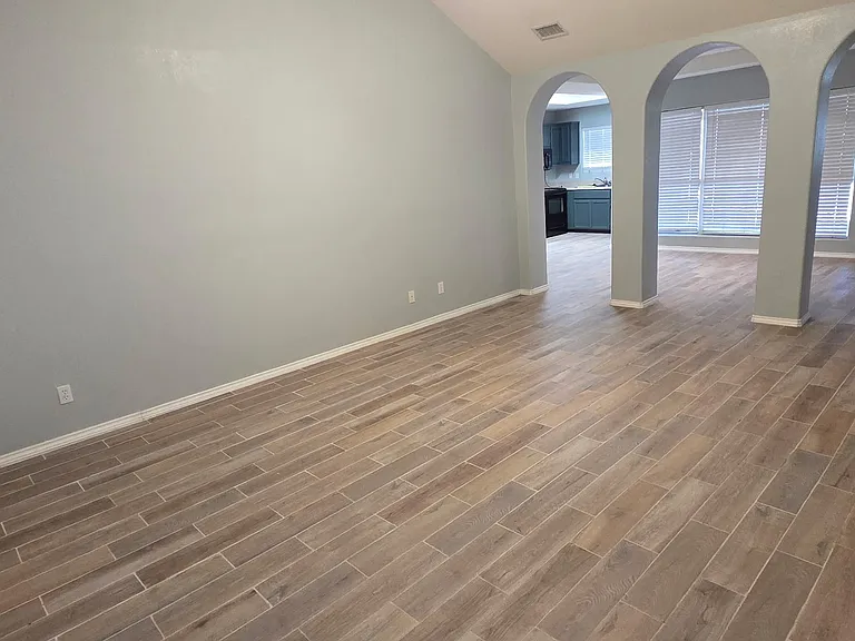 310 Plata Dr — Photo 2