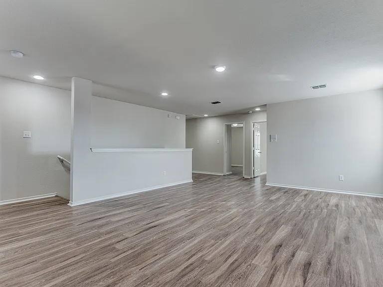 1145 Maplewood Ln — Photo 12