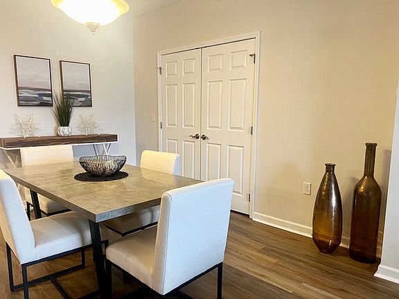 3rd image of 5826 Broadway St #221