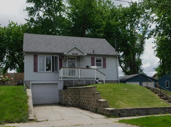 1319 Glenway Dr, Newton, IA 50208
