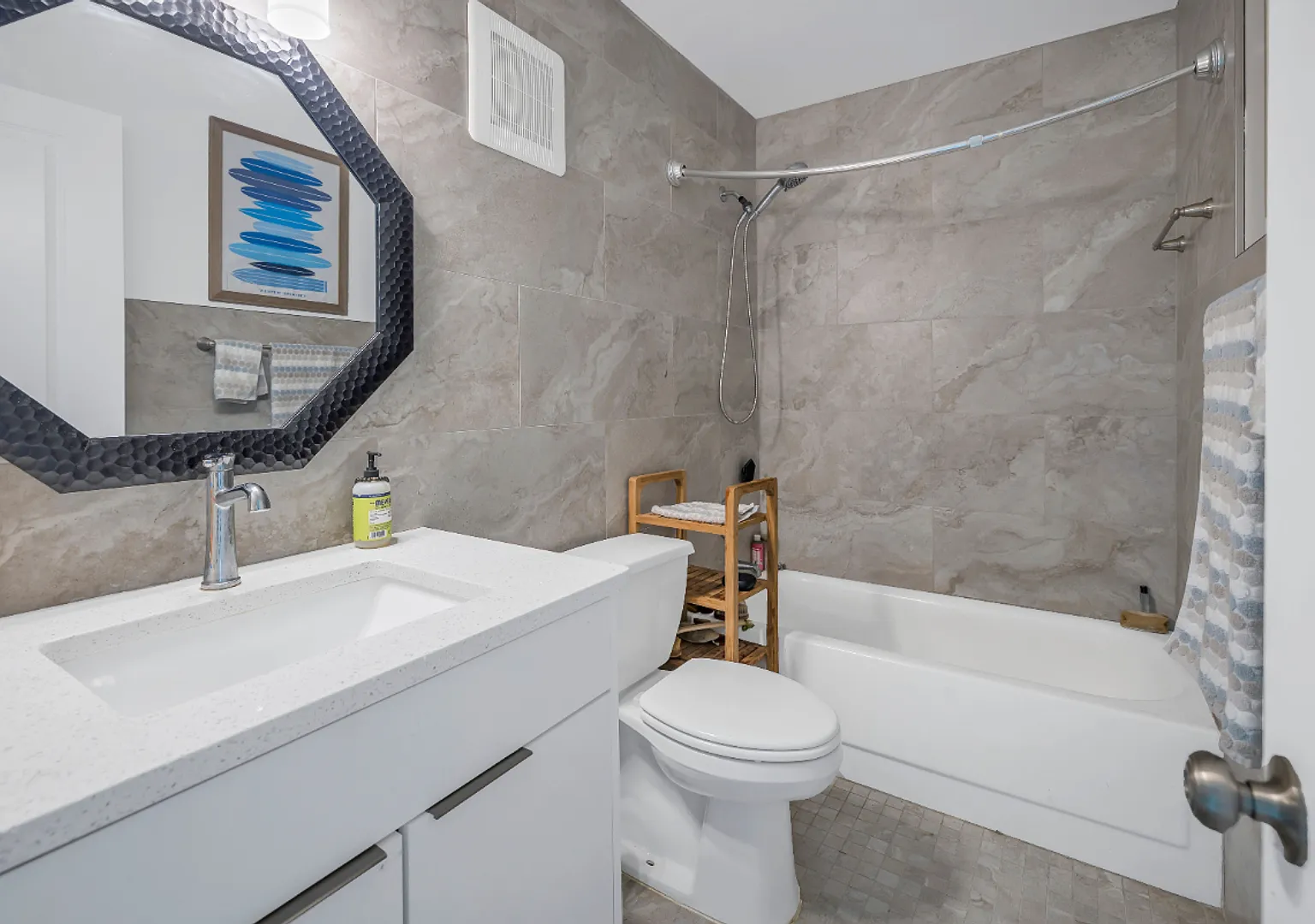 2- Bedroom End Unit Near The Beaches — Photo 4