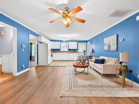 4th image of 368 E Huson Cir