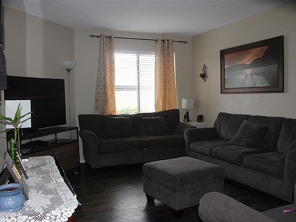 3rd image of 3821 Landmark Dr