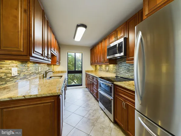 250 S Reynolds St APT 204, Alexandria, VA 22304