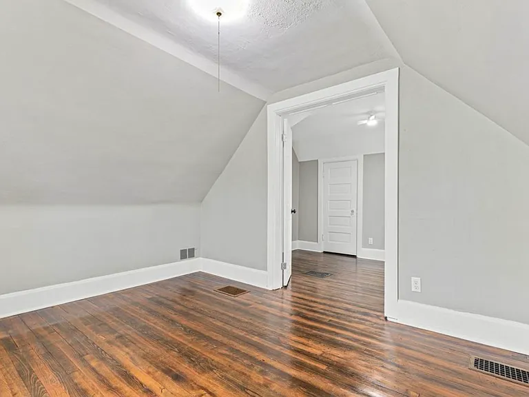 Albemarle St — Photo 13