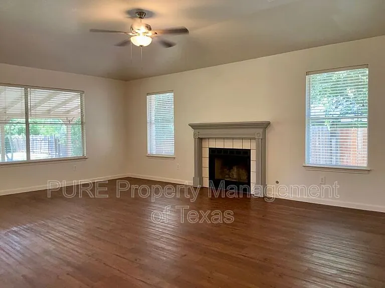1102 Leah Ln — Photo 4