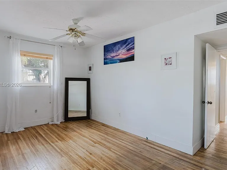 1300 NE 204th St — Photo 24