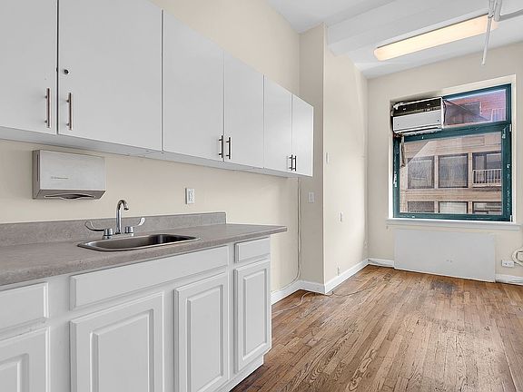 3rd image of 14 E 4th St Room 505