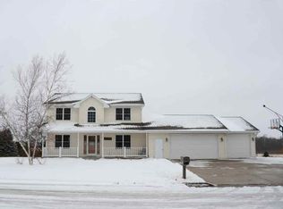 122 Honeysuckle Dr, Hortonville, WI 54944