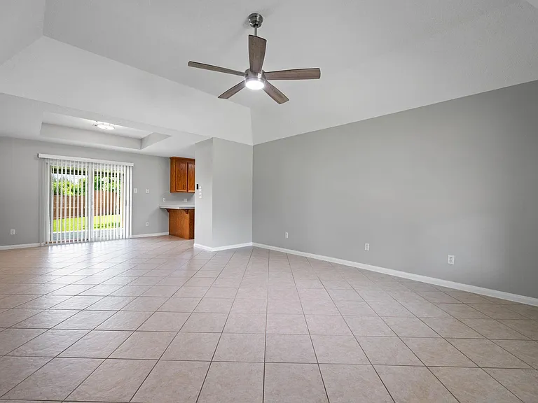 460 W Houston St — Photo 3