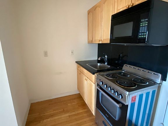 3rd image of 890 W Beech St APT 2F
