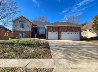 2555 S Chapel Dr, Springfield, MO 65809