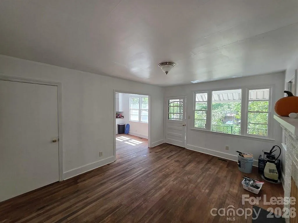 3 bed, 1.0 bath, 1000 sqft, $1,250 — Photo 2