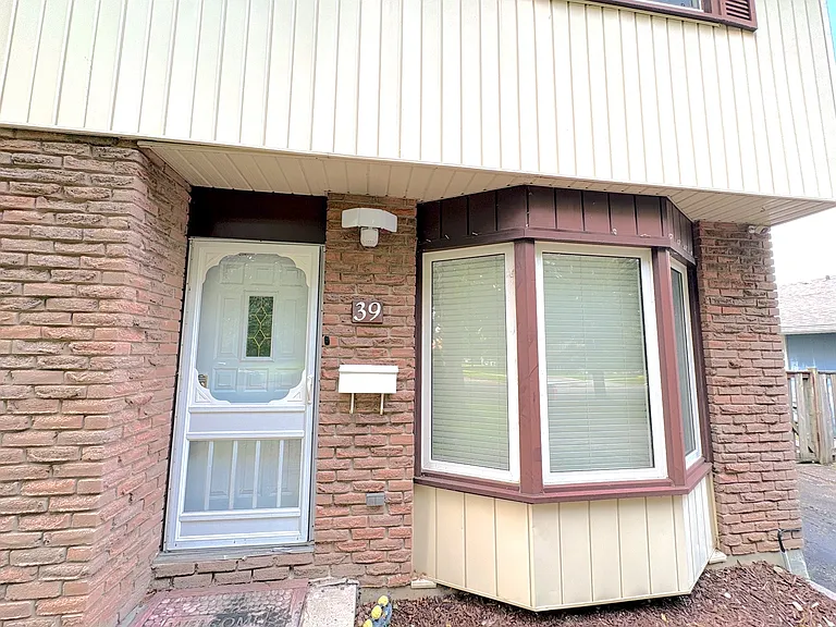 39 Elma St — Photo 2