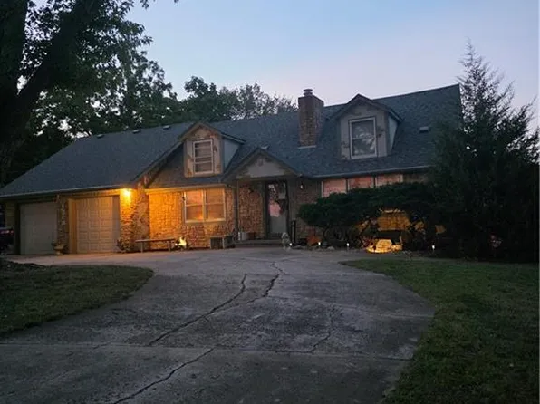 1220 NE Woods Chapel Rd, Lees Summit, MO 64064