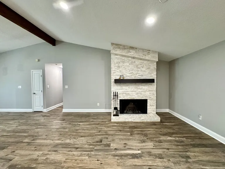 1301 Queen Elaine Dr — Photo 4