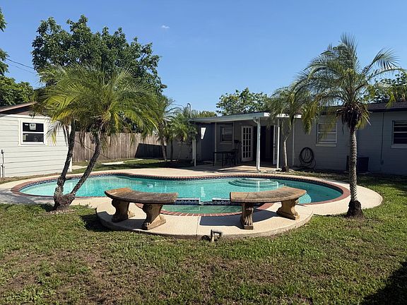 3rd image of 5909 Sunderland Dr