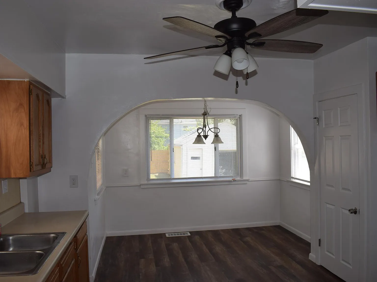 559 Bronx Dr — Photo 2