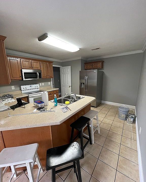 1st image of 200 W 8th Ave
