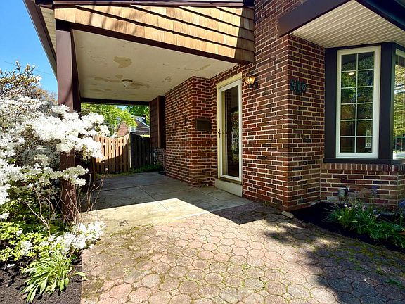 5th image of 418 E Country Club Ln