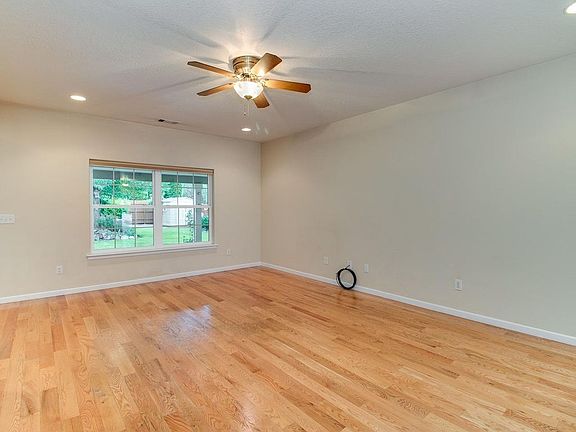 5th image of 2411 Maple Park Dr