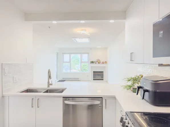 4893 Clarendon St #311, Vancouver, BC V5R 3J3