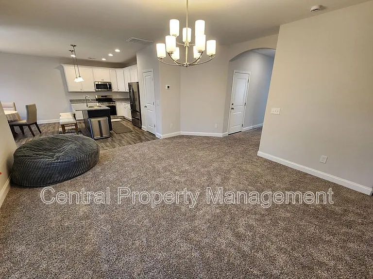 512 Dottie Ct — Photo 9
