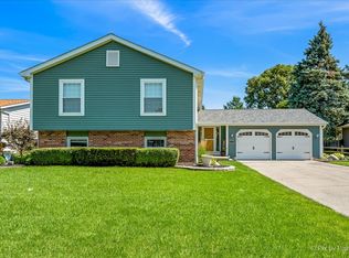 402 Kensington Dr, McHenry, IL 60050