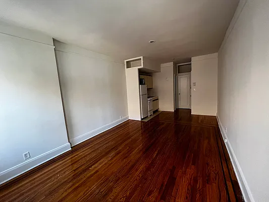 Rented by Salon Realty Corp | media 7