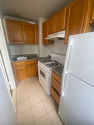 2nd image of 250 E 29th St APT 3A