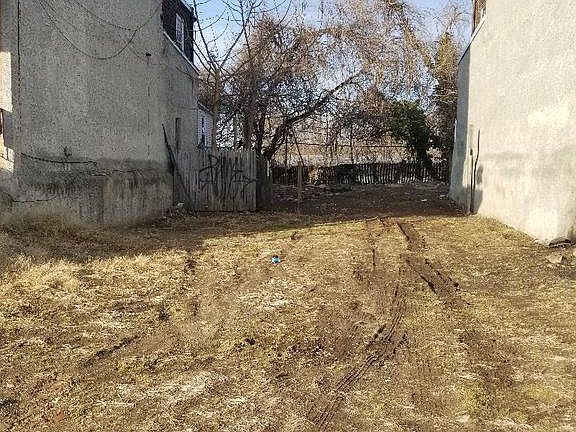 5th image of 1129 W Erie Ave